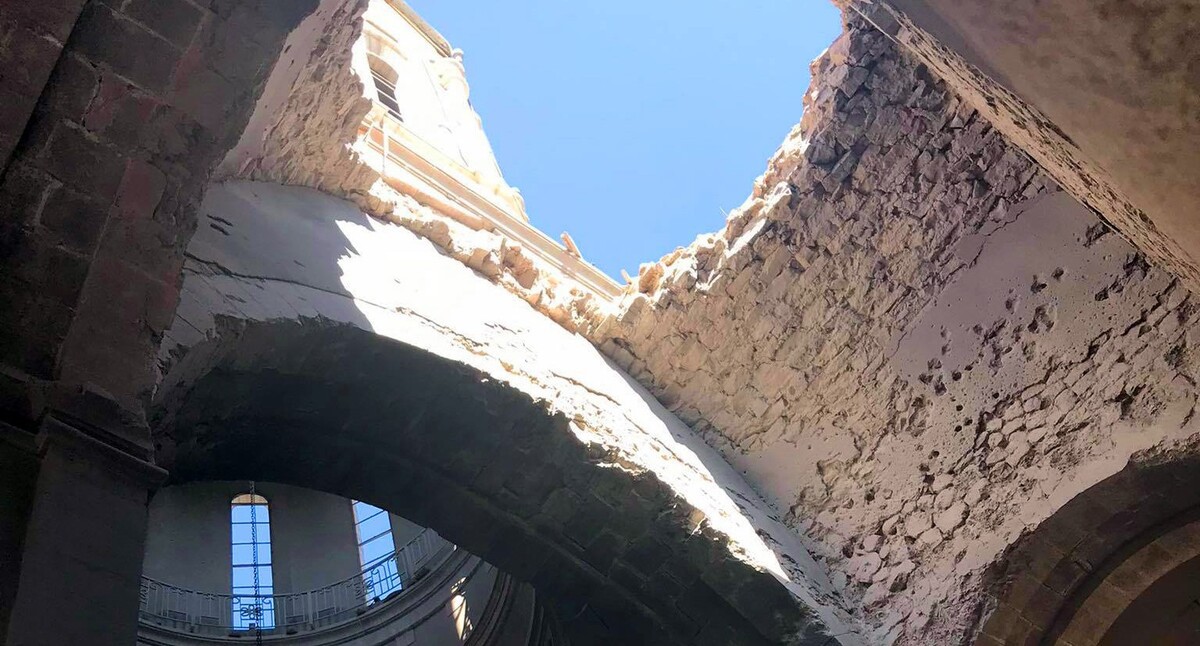 Собор Казанчецоц (Святого Христа Всеспасителя) в городе Шуши после попадания снаряда. Октябрь 2020 г. Фото Алвард Григорян для "Кавказского узла"