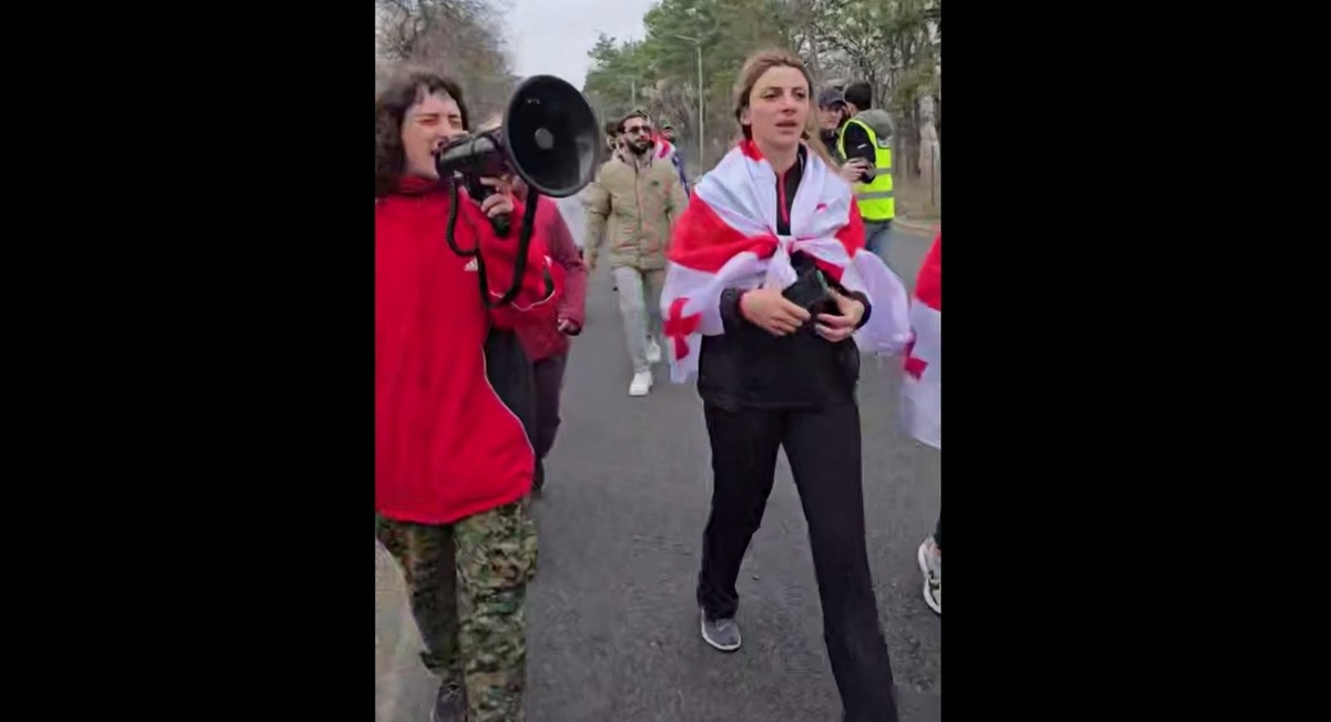 Участники шествия в Тбилиси. 29 марта 2025 года. Кадр видео из телеграм-канала "Грузия 24" https://t.me/georgia_24/7680