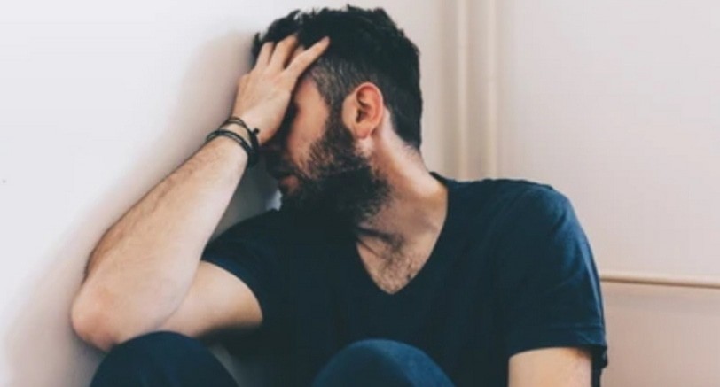 Пациент клиники лечения зависимости, фото: https://www.shutterstock.com/ru/image-photo/sad-young-man-sitting-corner-room-474370996