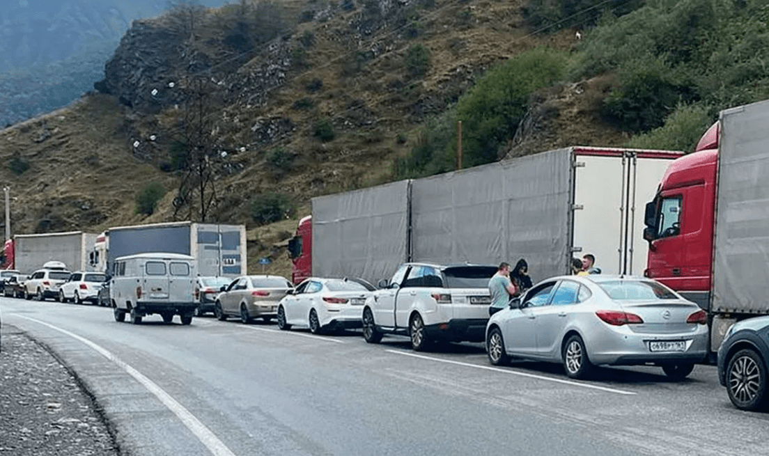 Пробка на КПП "Верхний Ларс". Скриншот фото https://marja.az/storage/thumbnail/thumbnail/cdn/2022/sentyabr/27/avtomobiller.jpg
