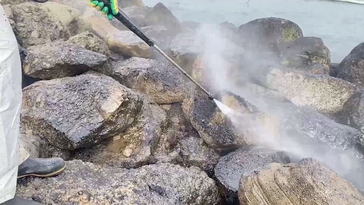 Очистка камней в Анапе. Фото: оперативный штаб Краснодарского края