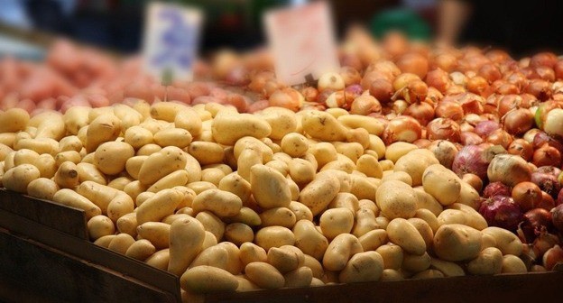 Картофель и лук в супермаркете. Фото: pixabay.com