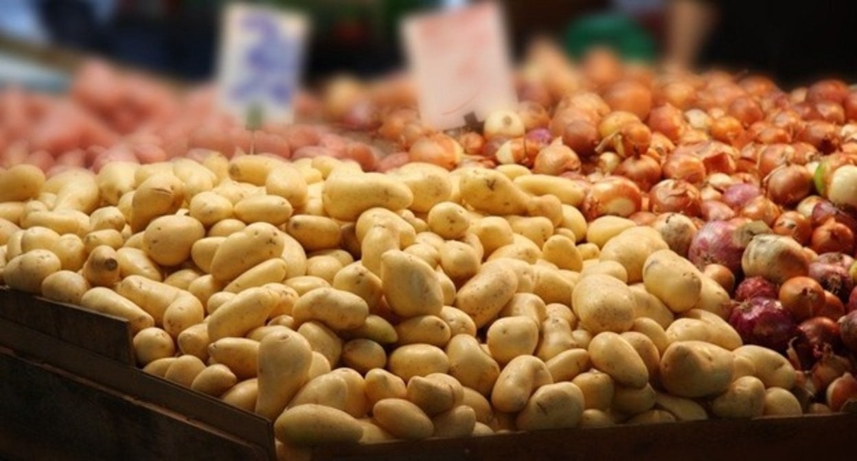 Картофель и лук в супермаркете. Фото: pixabay.com