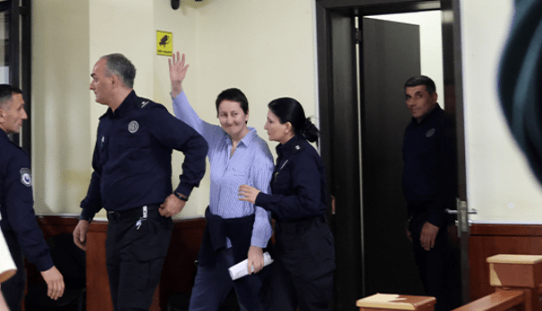 Мзию Амаглобели заводят в суд. Скриншот фото "Батумелеби",https://batumelebi.netgazeti.ge/news/567709/ от 31.03.25