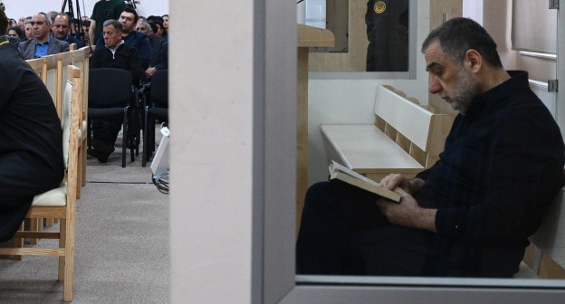 Рубен Варданян во время заседания суда 1 апреля. Фото агентства "Азертадж"
azertag.az/ru/xeber/na_sude_nad_rubenom_vardanyanom_poterpevshie_dali_pokazaniya_i_otvetili_na_voprosy-3481859 