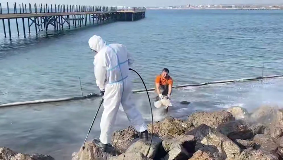 Очистка акватории морского порта Анапы. Кадр видео из телеграм-канала оперативного штаба Краснодарского края https://t.me/opershtab23/13063?single Очистка акватории морского порта Анапы. Кадр видео из телеграм-канала оперативного штаба Краснодарского края https://t.me/opershtab23/13063?single