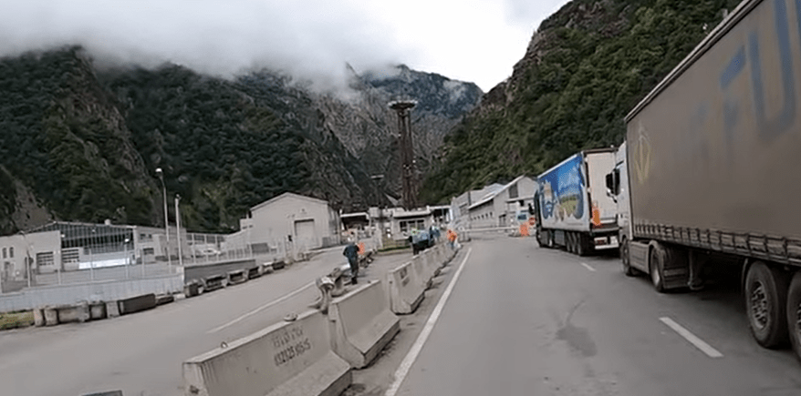 КПП "Верхний Ларс". Скриншот видео YouTube-канал Michael the Trucker