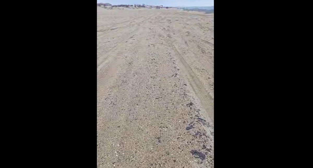 Сгустки мазута на пляжном песке в селе Витязево. Кадр видео из телеграм-канала Юрия Озаровского https://t.me/MoreOz/92469