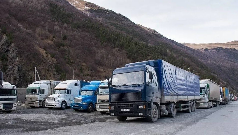 Очередь из грузовиков на КПП "Верхний Ларс". Скриншот публикации в телеграм-канале "Новости Осетии" https://t.me/region15_info/35030