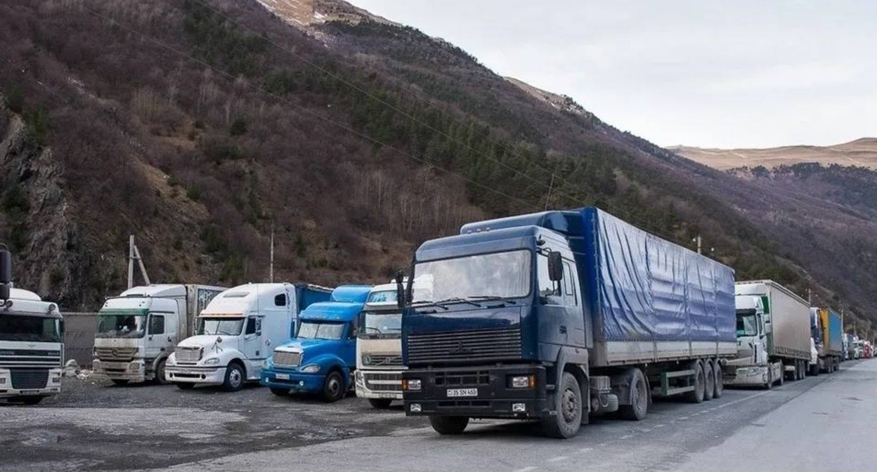 Очередь из грузовиков на КПП "Верхний Ларс". Скриншот публикации в телеграм-канале "Новости Осетии" https://t.me/region15_info/35030