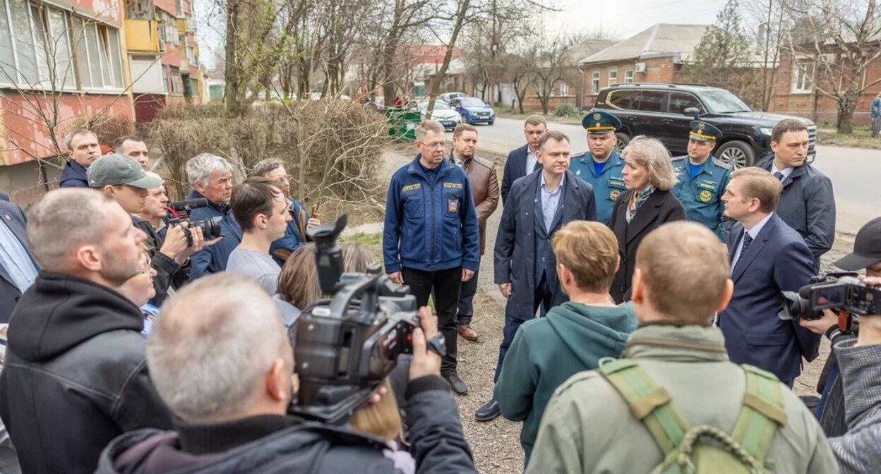 Врио губернатора Ростовской области Юрий Слюсарь и глава Таганрога Светлана Камбулова общаются с жителями пострадавшего дома на улице Лизы Чайкиной. Скриншот публикации в телеграм-канале главы Таганрога https://t.me/KambulovaSvetlana/5182