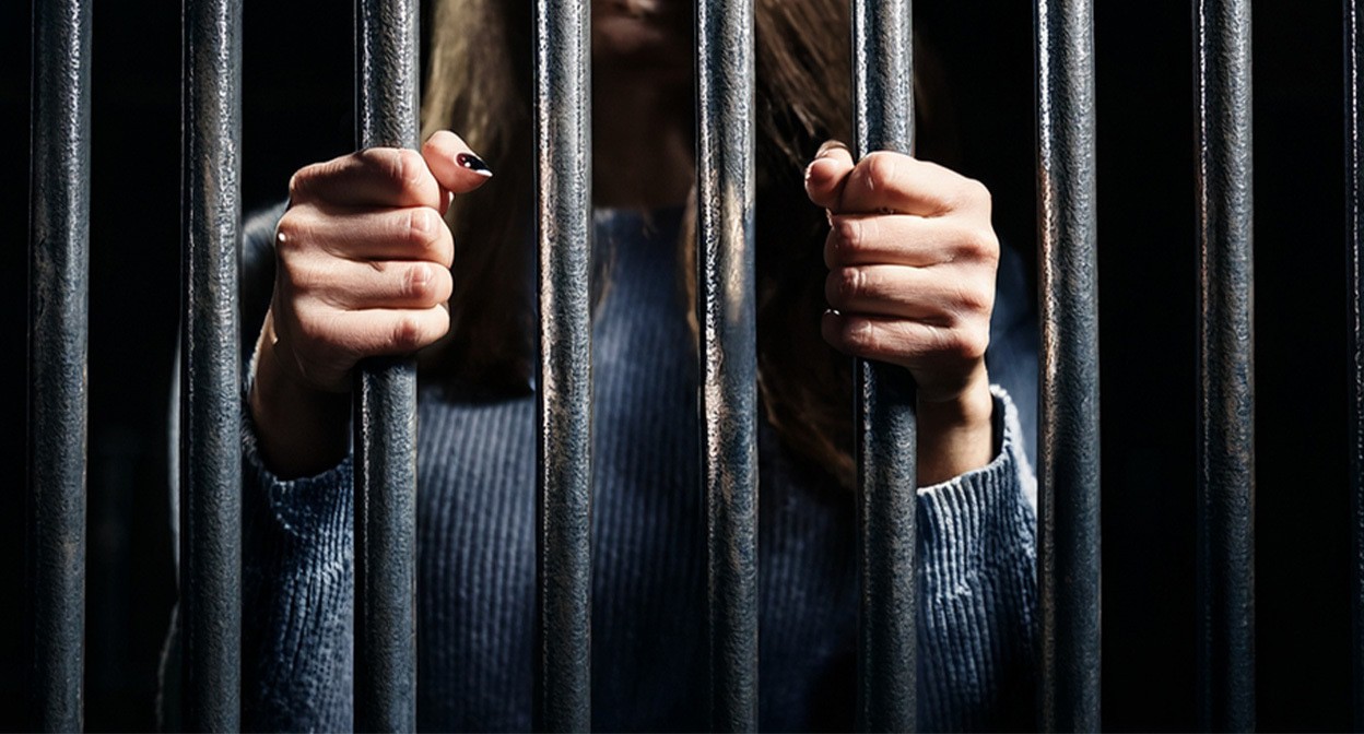 Девушка в СИЗО. Иллюстрация создана «Кавказским узлом» с помощью ИИ в программе Photoshop