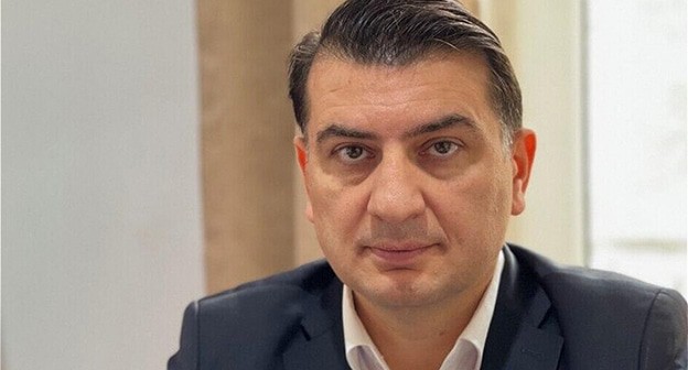 Азер Гасымлы. Фото: https://1news.az/news/20241209081005458-Arestovan-politolog-Azer-Gasymly