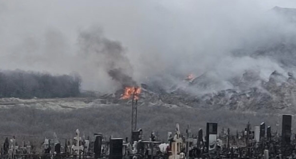 Пожар на свалке на горе Щелба. Скриншот публикации city_nvrsk в Instagram
www.instagram.com/city_nvrsk/p/DHhxWalo33I/