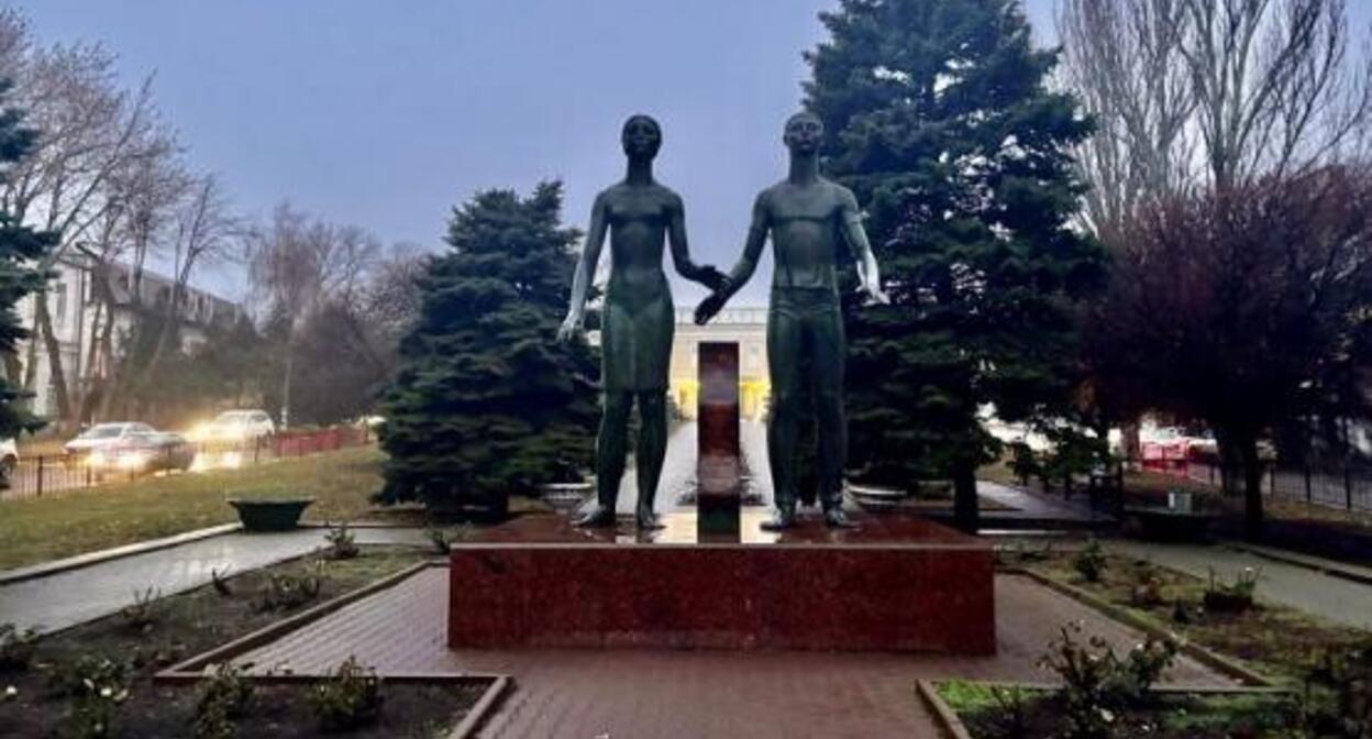 Памятник "Клятва юности" в Таганроге. Фото: https://www.panram.ru/news/society/v-taganroge-vandaly-oskvernili-pamyatnik-klyatva-yunosti-srazu-posle-restavratsii/