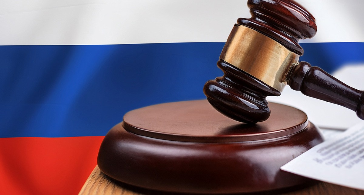 Суд в России. Иллюстрация создана «Кавказским узлом» с помощью ИИ в программе Photoshop