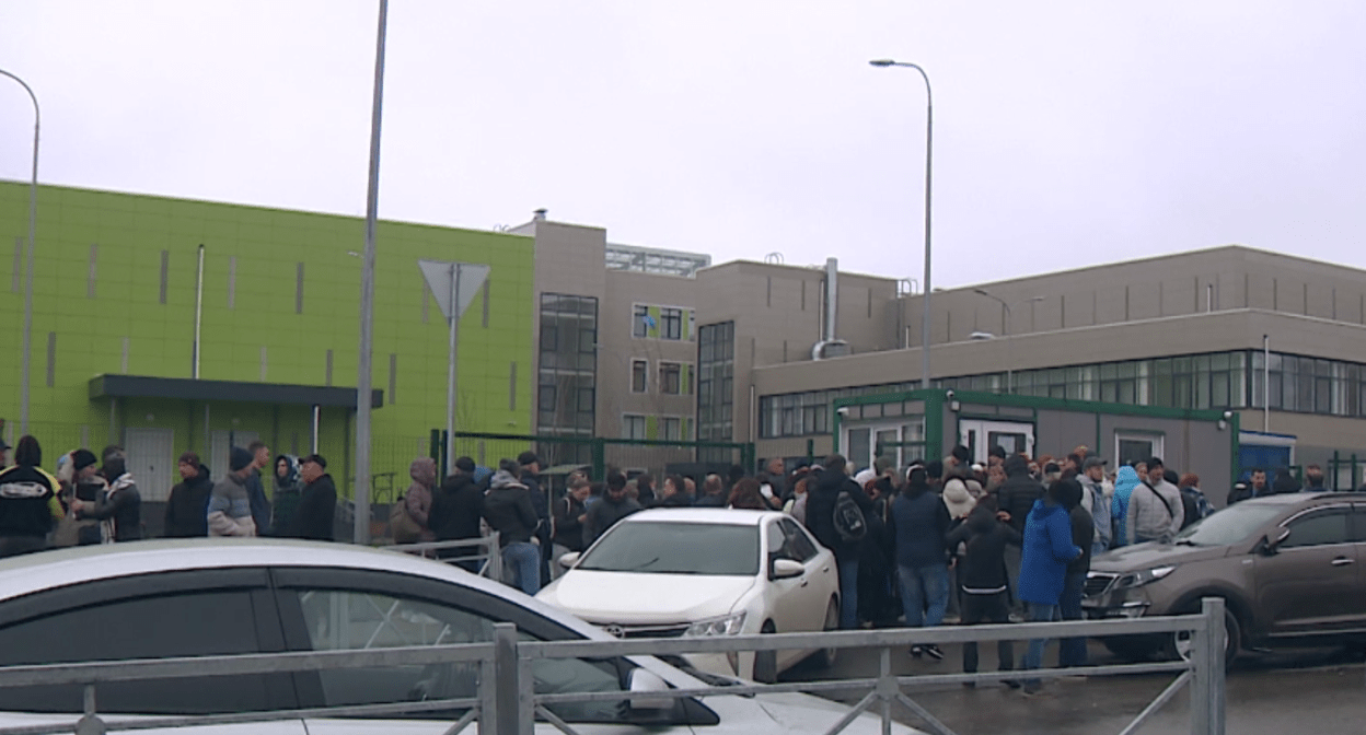 Очередь у школы имени Пахмутовой. Скриншот видео из Telegram-канала телекомпании "Волгоград 24" от 01.04.24, https://t.me/volgograd_24/28129