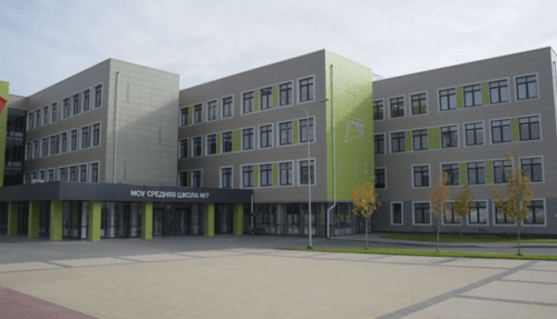 Школа имени Пахмутовой. Скриншот фото https://novostivolgograda.ru/news/2025-04-01/priem-v-shkolu-im-pahmutovoy-v-volgograde-tolko-pri-lichnom-poseschenii-oprovergli-5359535.