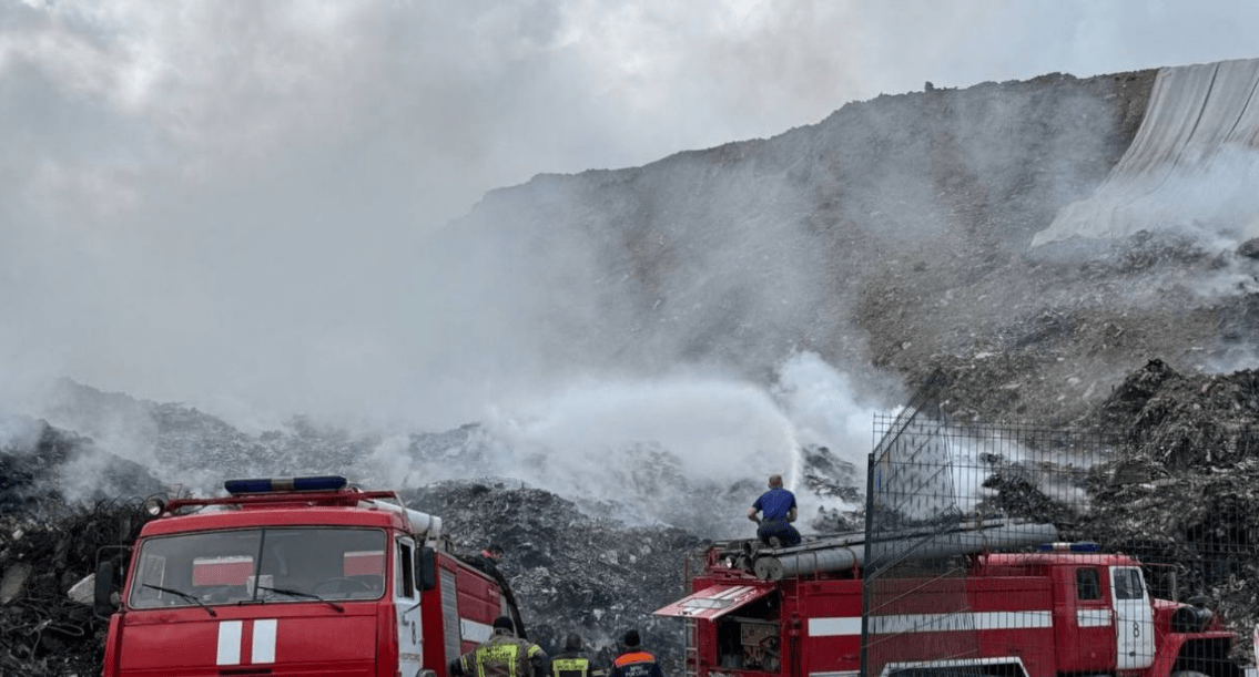 Возгорание на мусорном полигоне в Новороссийске. Скриншот фото из Telegram-канала администрации города от 29.03.25, https://t.me/nvrskadm/34649.