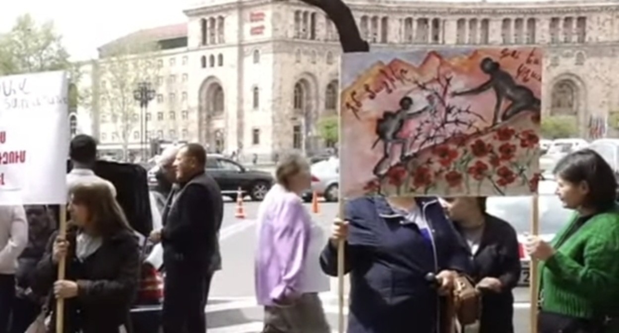 Участницы акции в Ереване 7 апреля 2025 года. Кадр видеo News.am на YouTube www.youtube.com/live/4dZCuoqy10g?si=zTZgoJjO3b6-BWIg