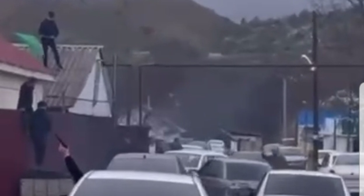 Стрельба в ауле Зеюко. Кадр видео в Telegram-канале chp_kchr https://t.me/chp_kchr/22525