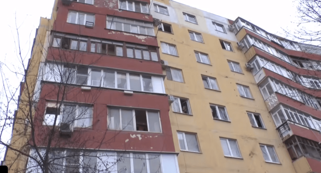 Выбитые окна в одном из домов после атаки БПЛА на Таганрог. Стоп-кадр видео из Telegram-канала администрации Таганрога от 02.04.25, https://t.me/taganrogadmin/11045