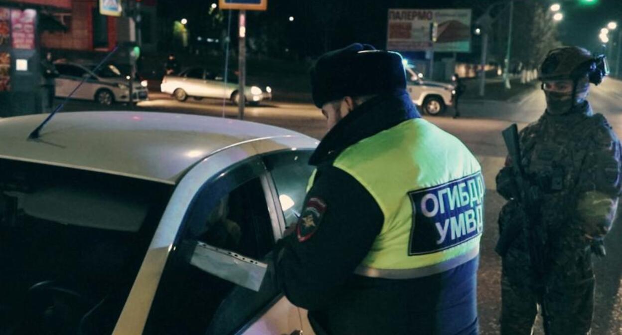 Сотрудник полиции проверяет документы. Фото: Грозный Информ https://www.grozny-inform.ru/