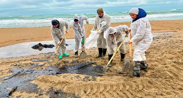 Сбор мазута в Анапе. Фото: gelendzhik.org Сбор мазута в Анапе. Фото: gelendzhik.org