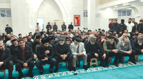 Сход в мечети. Стоп-кадр видео из YouTube-канала Тамасханова от 11.04.25, https://www.youtube.com/watch?v=o6l1E9JxRgg