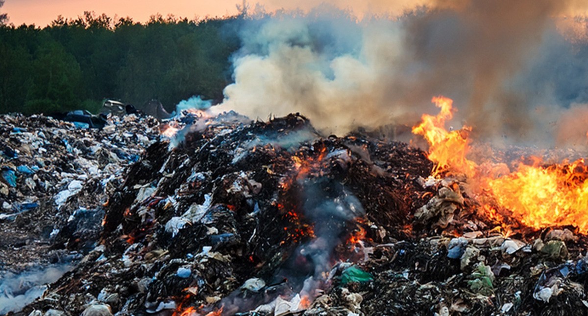 Горит мусор на свалке. Иллюстрация создана "Кавказским узлом" с помощью ИИ в программе Photoshop