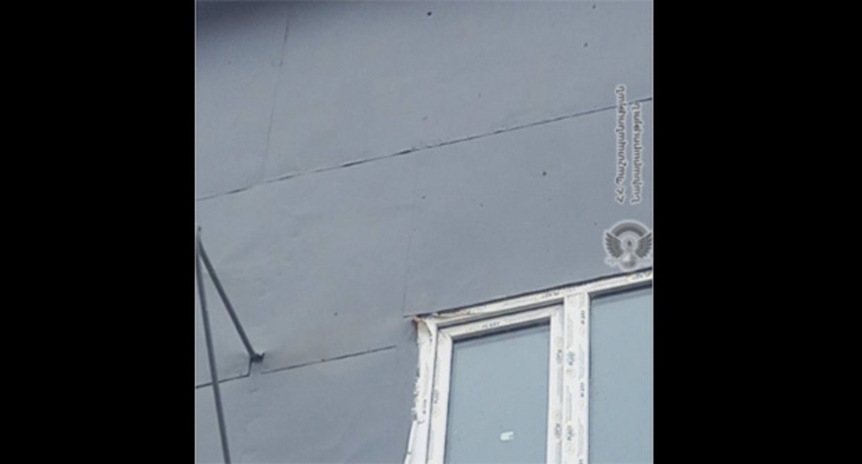 След от обстрела. Фото: https://www.mil.am/ru/news/12724