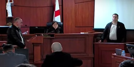Суд по делу Мзии Амаглобели допрашивает сотрудника полиции Батуми. Стоп-кадр видеосюжета TV. Pirveli.