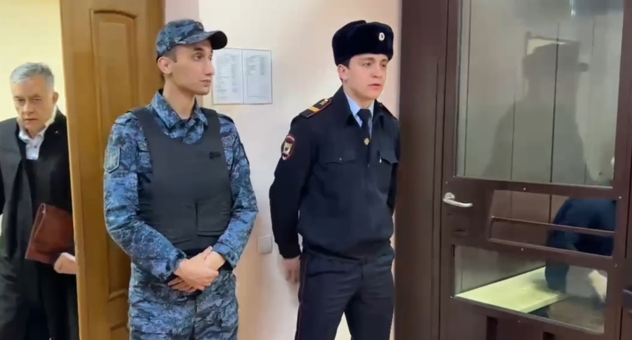 Заседание по мере пресечения для главы управления имущественных отношений Каспийска. Кадр видео Объединенной пресс-службы судов Дагестана https://t.me/Femida_Dagestana/72