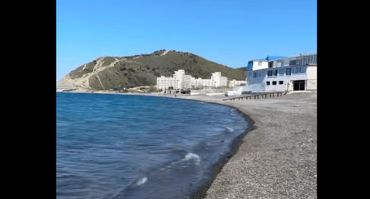 Пляж Сукко. Стоп-кадр видео из Telegram-канала Юрия Озаровского от 19.04.25, https://t.me/MoreOz/94396