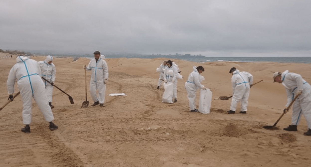 Уборка мазута на пляже в Джемете. Скриншот фото оперштаба Краснодарского края от 26.04.25, https://t.me/opershtab23/13352?single.