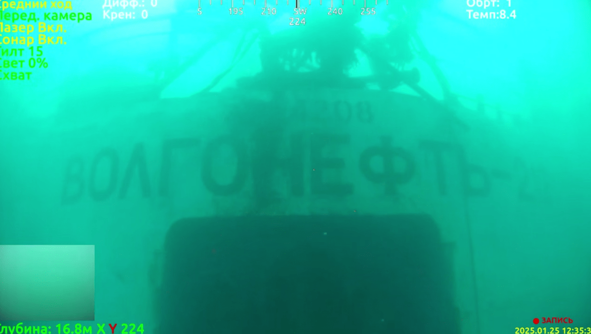 Затонувшая часть "Волгонефти-212", подводная съемка. Стоп-кадр видео оперштаба Краснодарского края от 26.01.25, https://t.me/opershtab23/11175