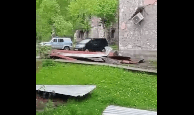 Последствия урагана в Ткуарчале. Стоп-кадр видео "Апсны медиа" от 02.05.25, https://t.me/apsnypress/18124.