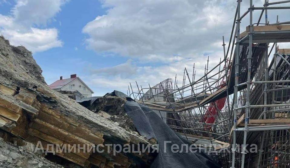 Обвал грунта в Геленджике. Скриншот публикации в телеграм-канале администрации города https://t.me/adm_gelen/20250