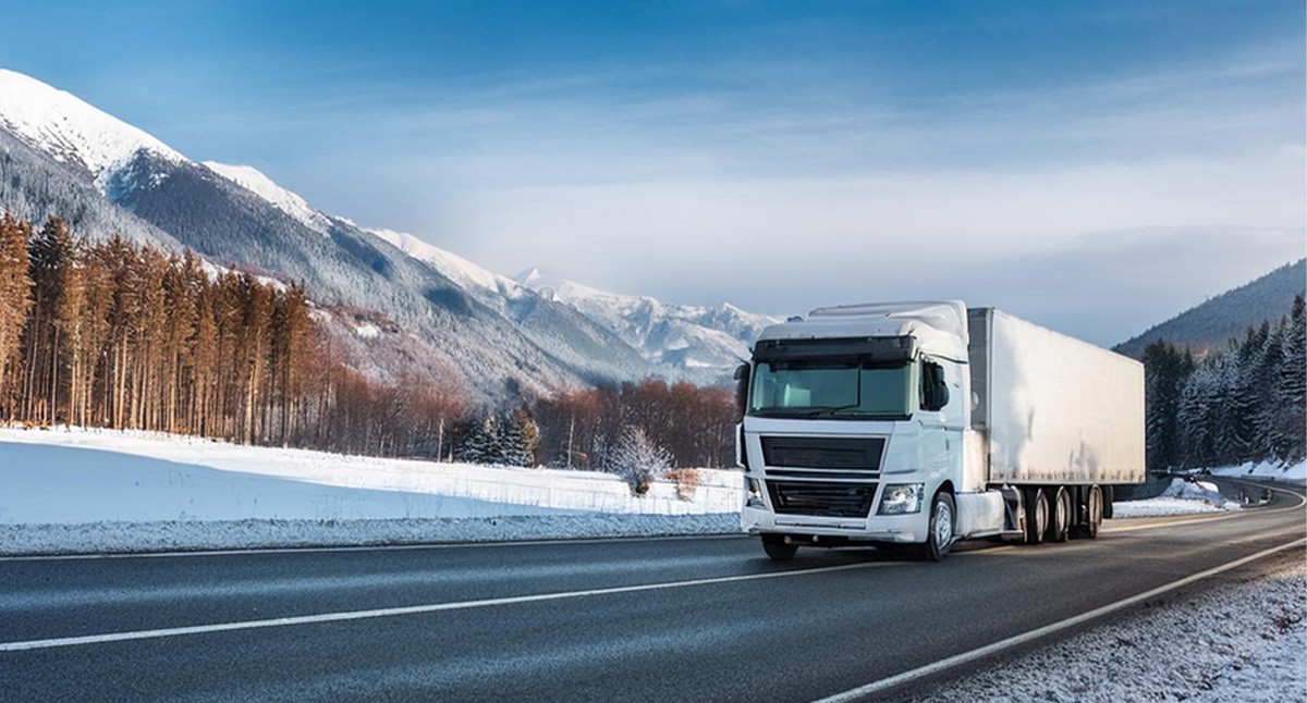 Фура на дороге в горах. Иллюстрация создана "Кавказским узло" с помощью ИИ в программе Photoshop