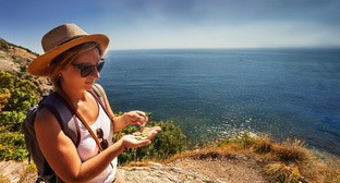 Туристка у моря. Иллюстрация создана 