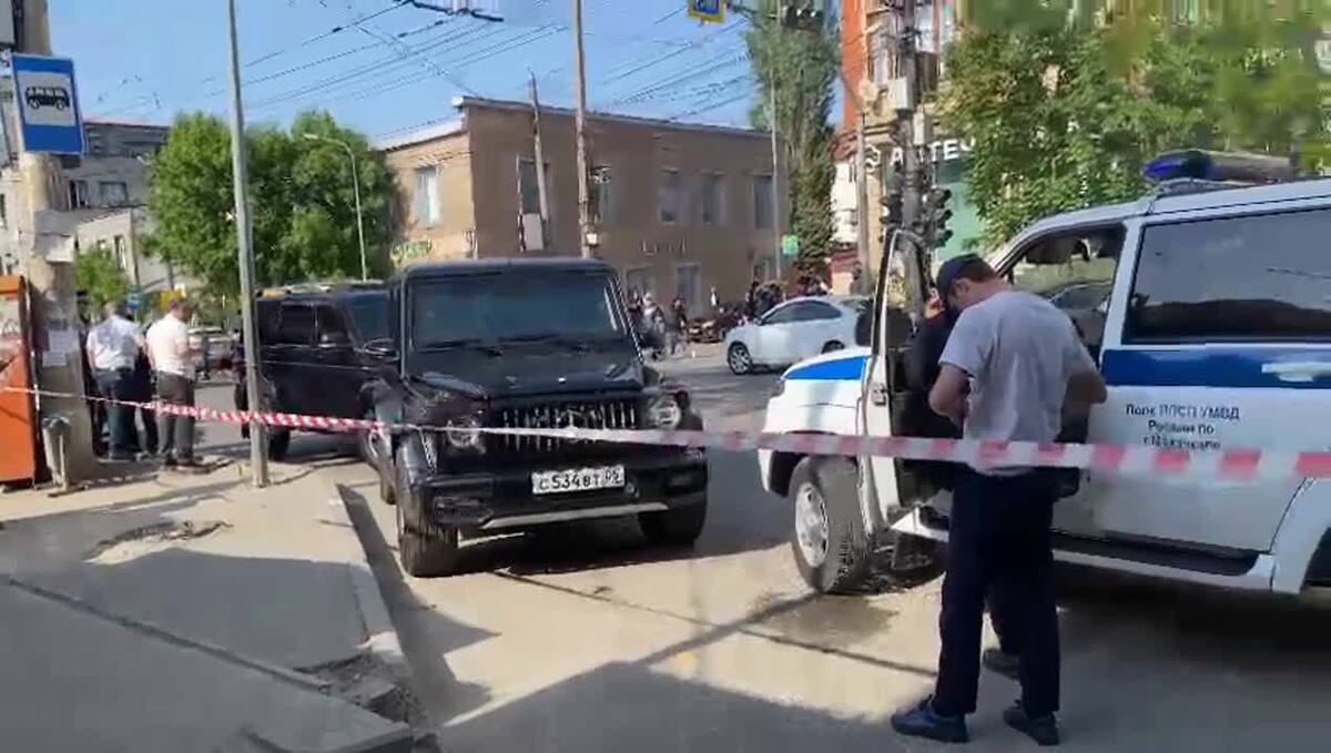 На месте перестрелки в Махачкале. 5 мая 2025 г. Скриншот видео https://mkala.mk.ru/video/2025/05/05/video-s-mesta-napadeniya-na-policeyskikh-v-makhachkale.html