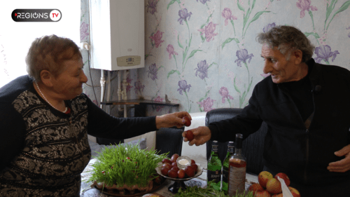 Петрос Меликян с женой за пасхальным столом. Фото Regions TV. Петрос Меликян с женой за пасхальным столом. Фото Regions TV.