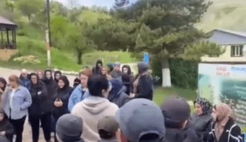 Жители Гуниба против изменения подведомственности санатория. Стоп-кадр видео из Telegram-канала Шамиля Хадулаева от 16.05.25, https://t.me/KhadulaevShamil/11254