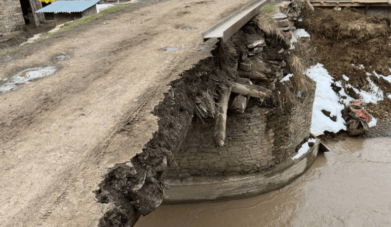 Мост в селении Кунки частично обрушился. Скриншот фото прокуратуры Дагестана от 18.05.25, https://t.me/procuratura05/3952.