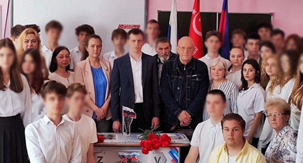 В школе в Сочи открыли "Парту Героя" Алексея Машурова. 19 мая 2025 года. Фото: https://t.me/officialsochi/52085