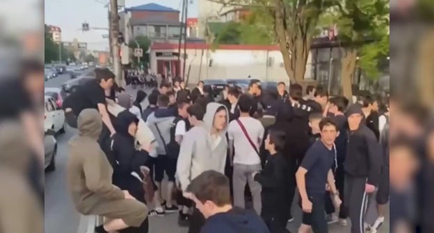 Массовая драка в парке Фазу Алиевой. 16 мая 2025 г. Скриншот видео https://dagestan-news.net/society/2025/05/19/169905.html