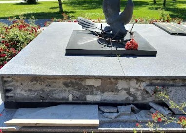 Повреждения на памятнике жертвам политрепрессий в Астрахани. Фото предоставлено "Кавказскому узлу" жителем Астрахани.