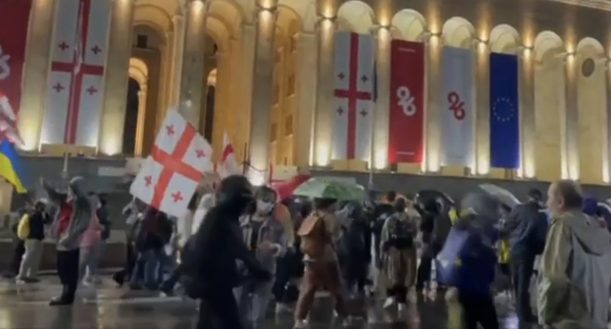 Протестующие у парламента на проспекте Руставели, 27 мая 2025 года. Кадр видео Lorena Beria / Tbilisi life