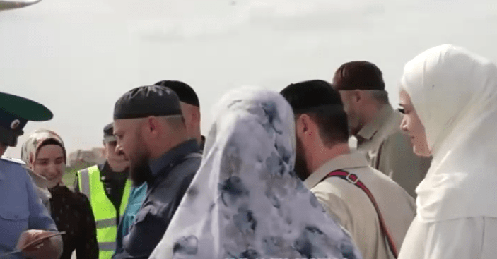 Паломники из Чечни в аэропорту Грозного. Стоп-кадр видео ЧГТРК "Грозный" от 31.05.25, https://www.instagram.com/p/DKT3YR-RcCh/ (деятельность компании Meta, владеющей соцсетью, запрещена в России).