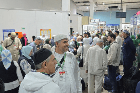 Паломники в аэропорту Магаса. Скриншот фото из Telegram-канала Махмуд-Али Калиматова от 25.05.25, https://t.me/MAKalimatovvv/8611.